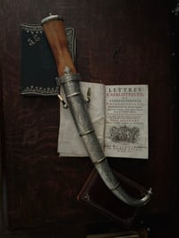 Image 6 of Poignard traditionnel ancien dit Koummya, métal argenté, bois blond.Fin du XIXème siècle