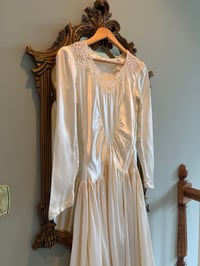 Image 15 of 1940s Satin Art Deco