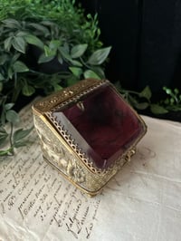 Image 11 of Magnifique boite à bijoux en verre et laiton et soie capitonnée rouge. XIXème s.
