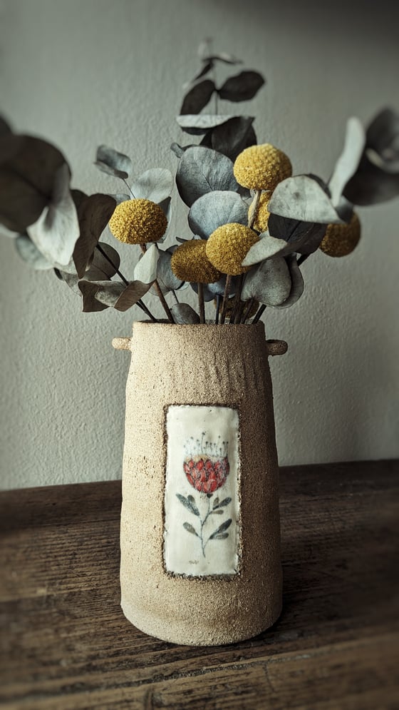 Image of Vaso Nostalgia con fiore rosso