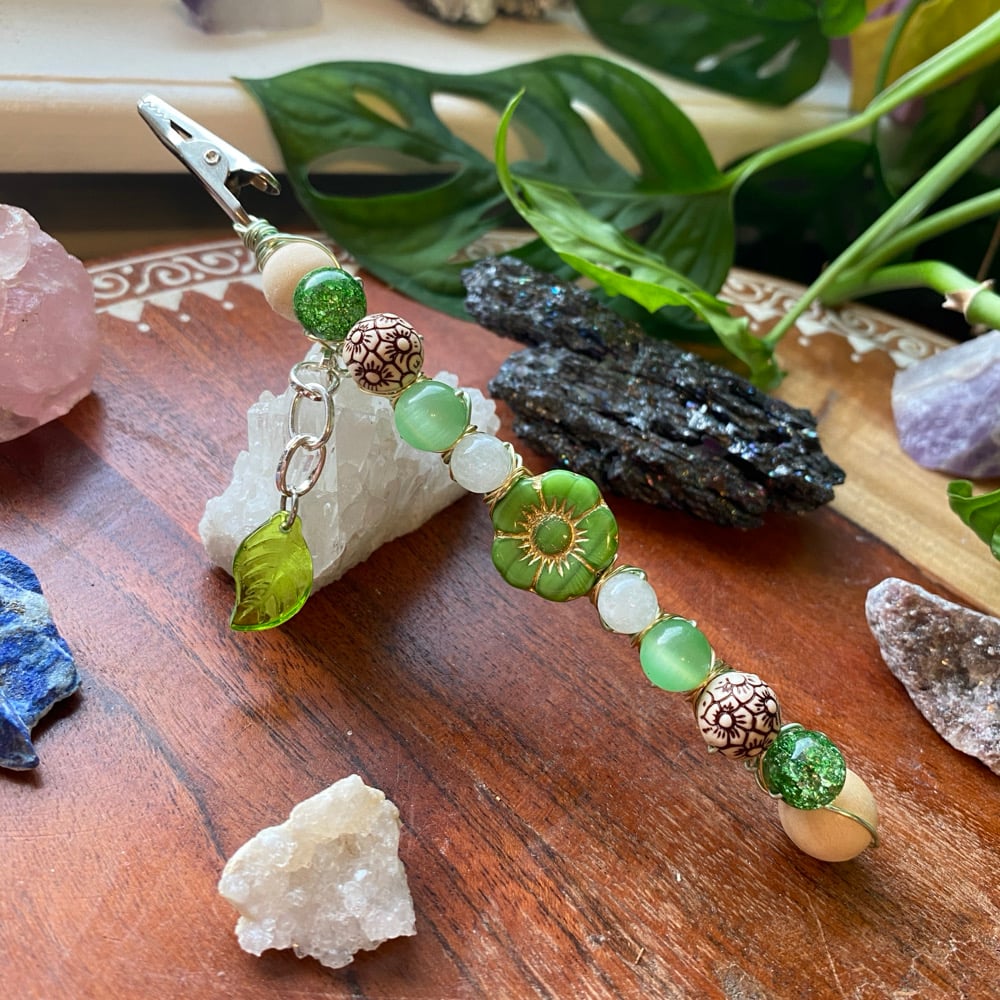 Image of green daisy roach clip 