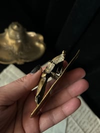 Image 6 of Magnifique petite pince à courrier en laiton ouvragée, époque victorienne, 1850-1890.