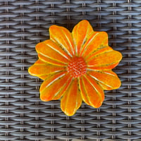 Image 5 of Fused Glass Daisy Trinket/Soap Dish 2