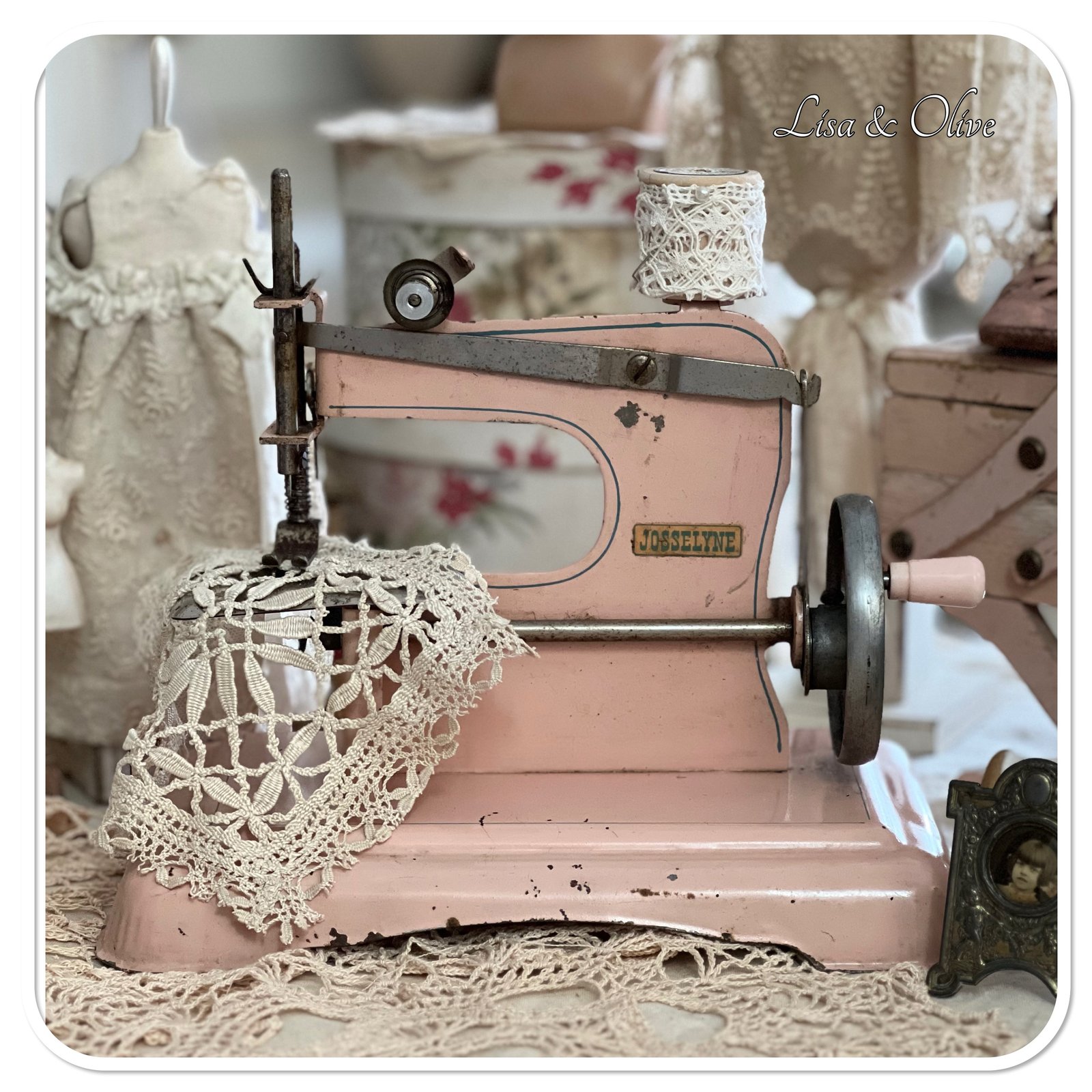 フランス　アンティーク　可愛い　トイ　ミシン　メタル　ピンク vintage french pink toy sewing machine | Lisaandolive