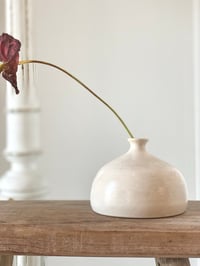 Image 2 of Petit vase signé beige