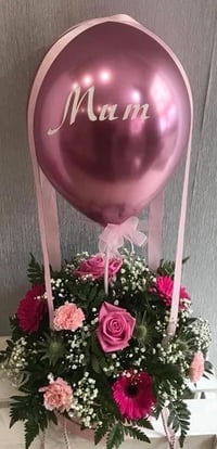 Fresh flower hat box with mum balloon 