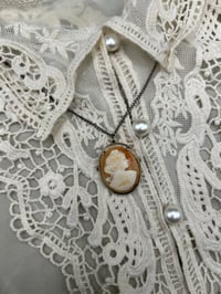 Image 5 of Superbe camée en argent massif et coquillage, début 1900