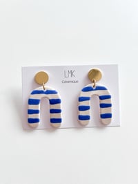 Paire de boucles d'oreilles céramique ARCADI rayures bleues