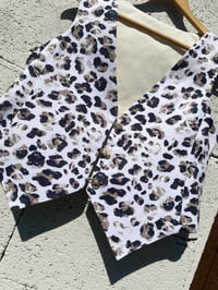 Image 1 of Chaleco feito a man. Leopardo branco. Talla L