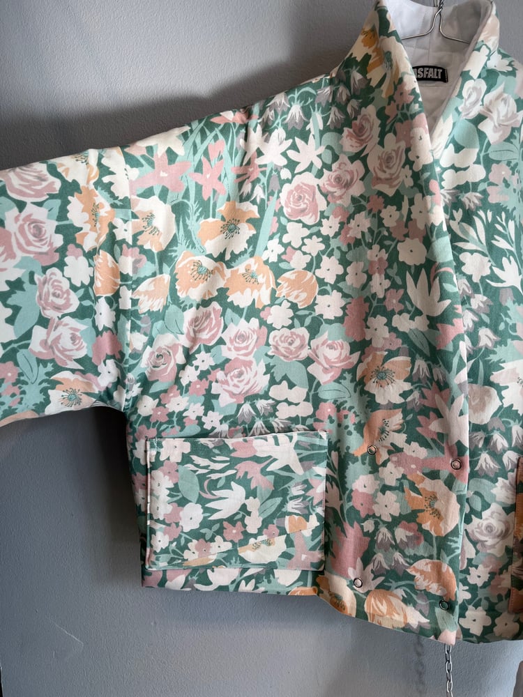 Image of Kort jakke med blomsterprint (s-l)