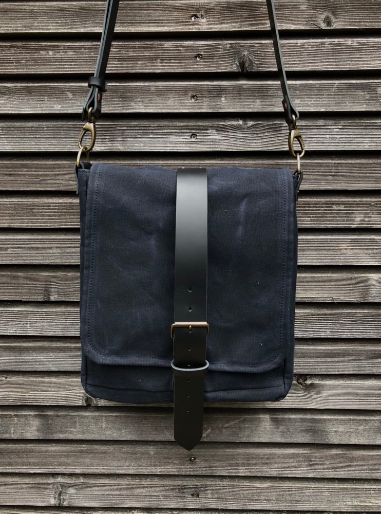 Image of Mens messenger bag in waxed canvas with leather adjustable shoulder strap and closing flap