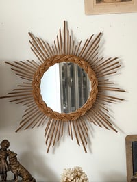 Image 2 of Miroir soleil en rotin - années 60