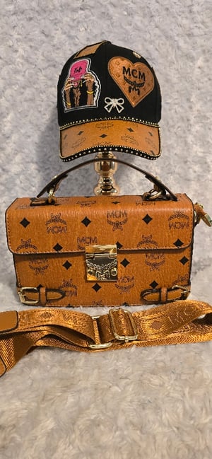 Image of Mackin cutie crossbody w hat