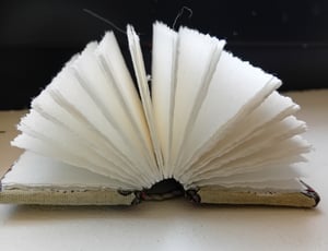 HADI — mini livre — perle en porcelaine — reliure à la française