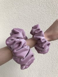 Image 6 of SCRUNCHIE STANDARD LILY/LILIA