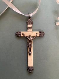 Image 6 of Grande croix, pendentif du 19ème siècle, en os et argent plaqué poinçonné. 