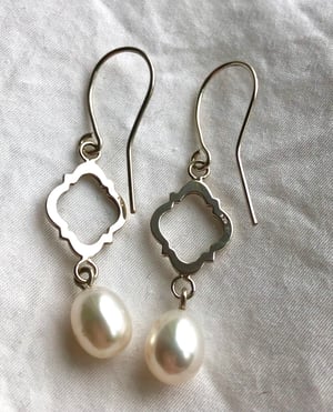 Beautiful Silver and Freshwater Pearl Earrings. (No1)