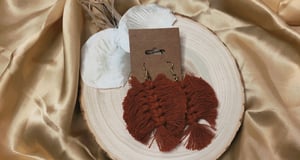 Image of Leaf Macramé Earrings: Auburn
