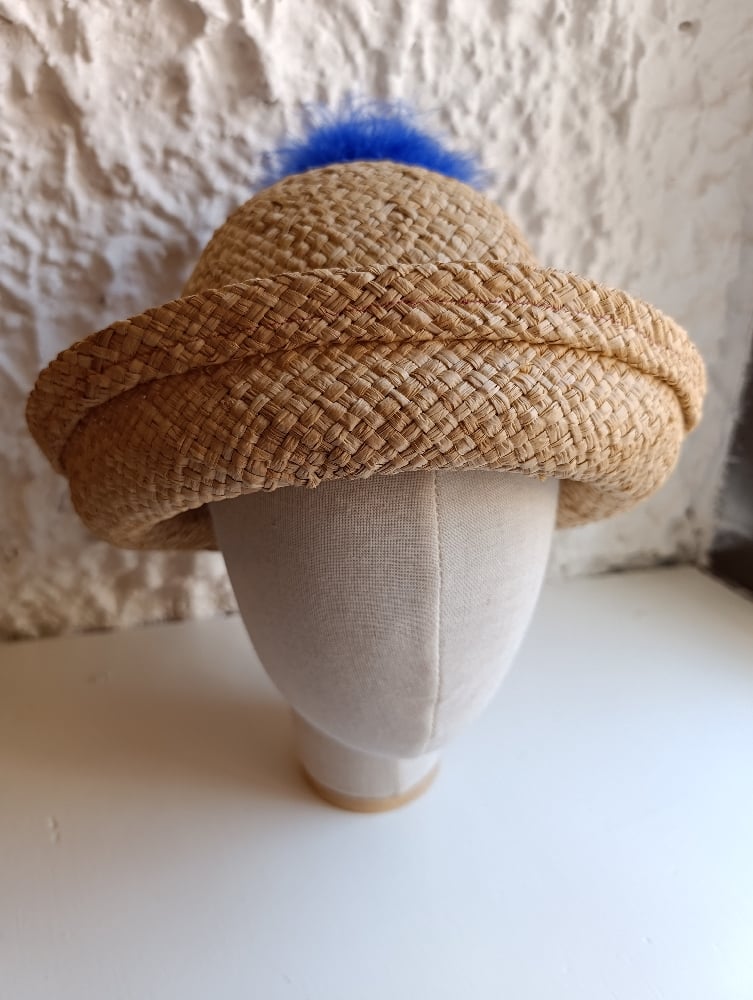 Image of Cappello in rafia pon-pon blu
