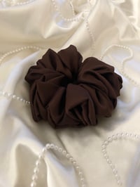 Image 5 of SCRUNCHIE OVERSIZED + STANDARD CHOCOLATE