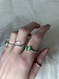 Image 4 of HAMMERED BAND GREEN SEA GLASS RING UK SIZE R