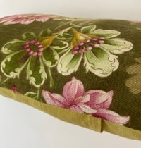 Image 5 of Coussin tissu ancien fleuri.