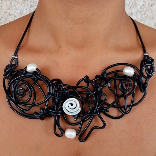 Collar  Abstracto (Rojo / Verde / Negro)