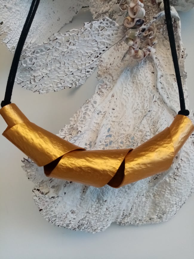 Collar de diseño dorado