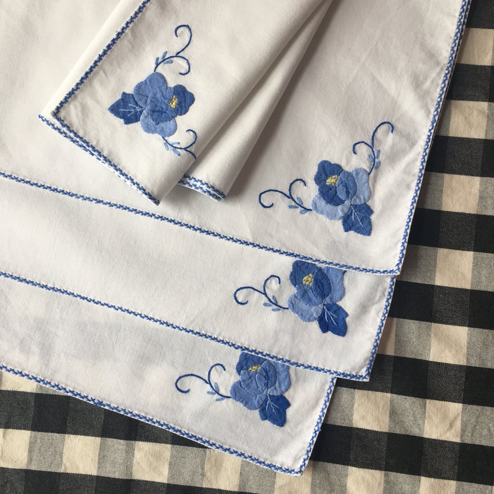 Image of Dark blue embroidered napkin set. 