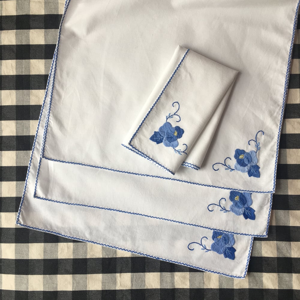 Image of Dark blue embroidered napkin set. 