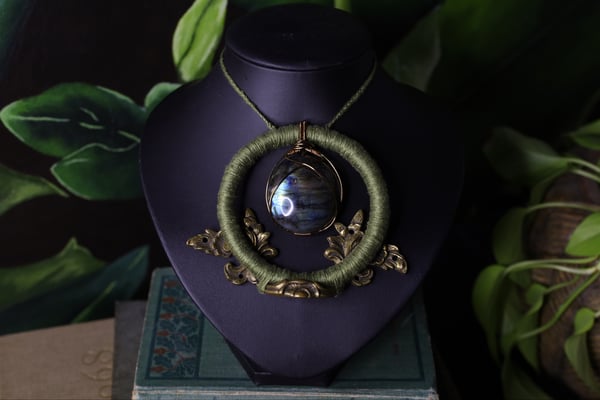 Image of Green linen labradorite ornament necklace