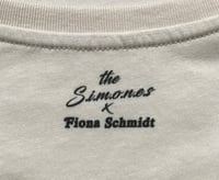 Image 5 of COLLAB TERMINEE - T-Shirt THE SIMONES X Fiona Schmidt - (m)other