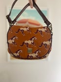 Mustang saddle bag with crossbody strap and short handle