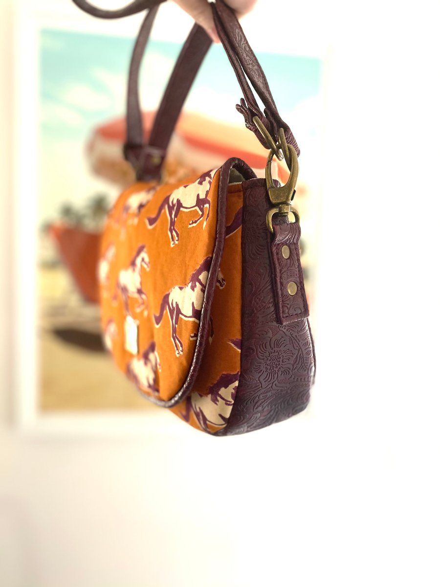 【AAKE】MUSTANG SHOULDER BAG FBBA62D4-2D94-4A3D-B541-