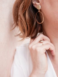 Image 3 of Boucles d'Oreilles CALISTA Taille L Dorées
