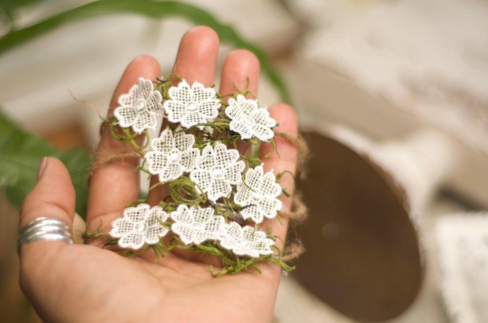 Image of Trio lace flowers tieback 