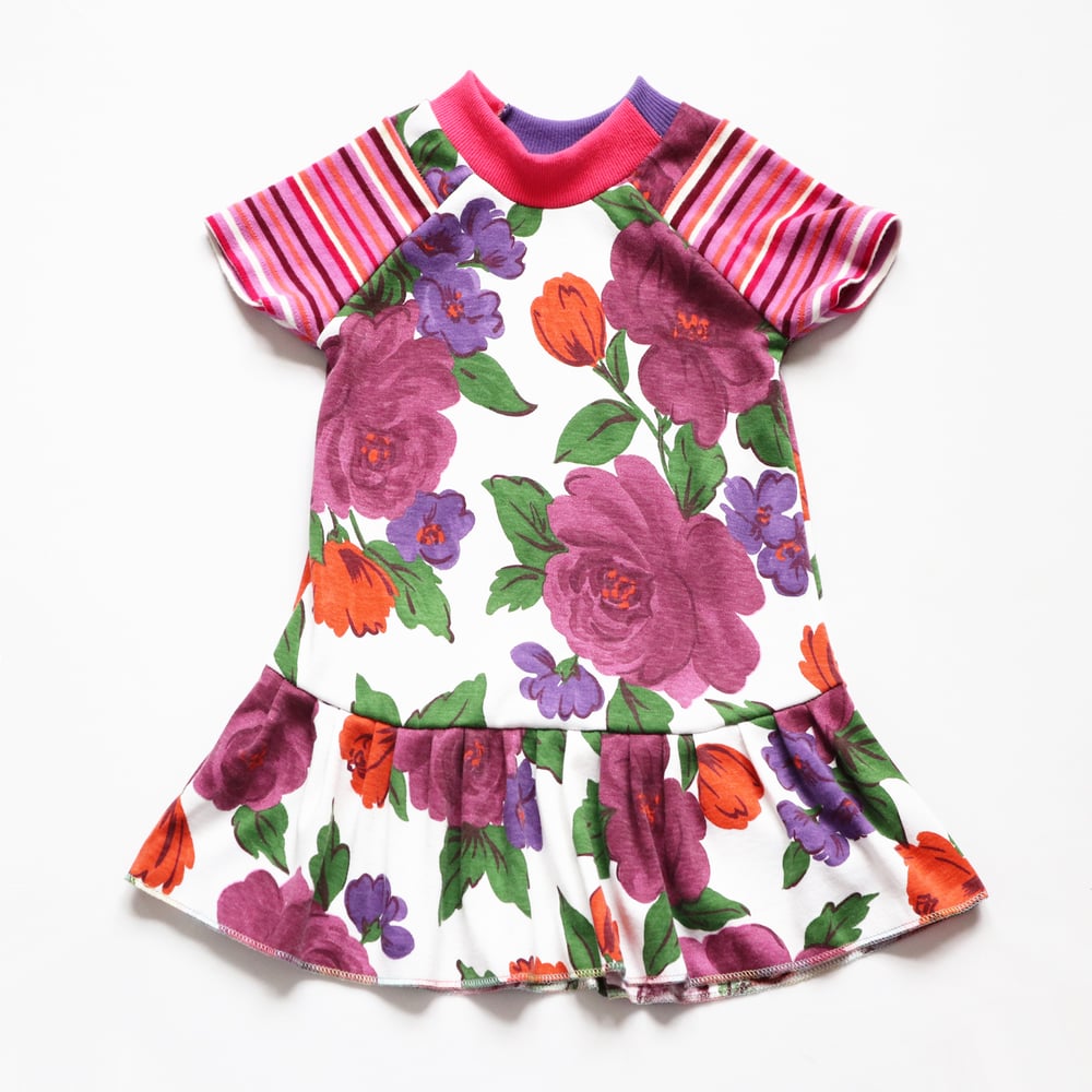 Image of floral flowers mauve magenta 3T vintage fabric courtneycourtney dress short sleeve gathered hem
