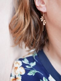 Image 4 of Boucles d'Oreilles Tiges BLOOM Dorées