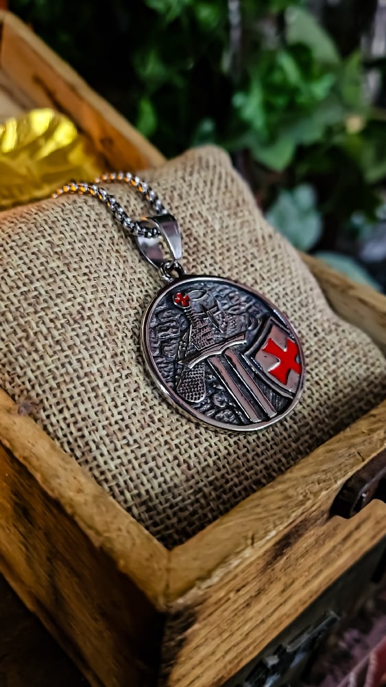 👑The Armored Kingdom Seal of the Crusader Necklace