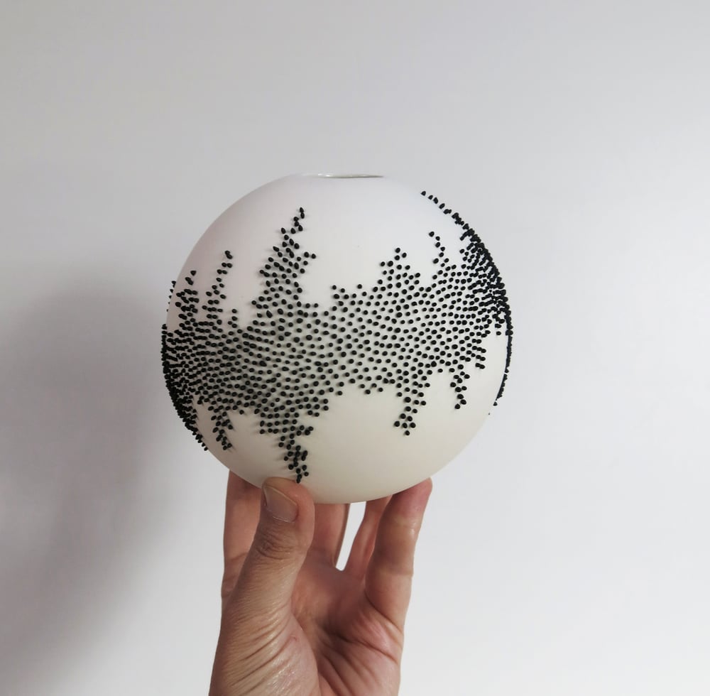 Image of Jarrón esfera con textura de porcelana