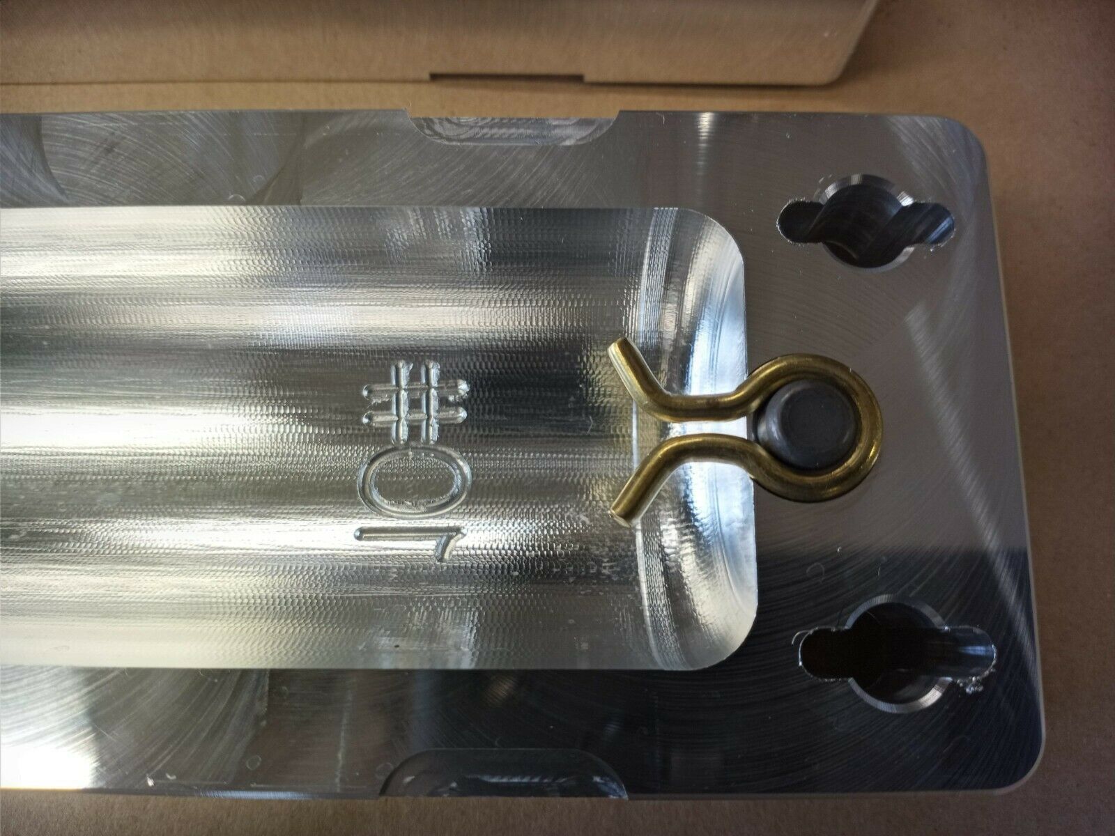 Support en aluminium usiné CNC pour électrovanne de pression de turbo Support en aluminium usiné CNC pour électrovanne de pression de turbo