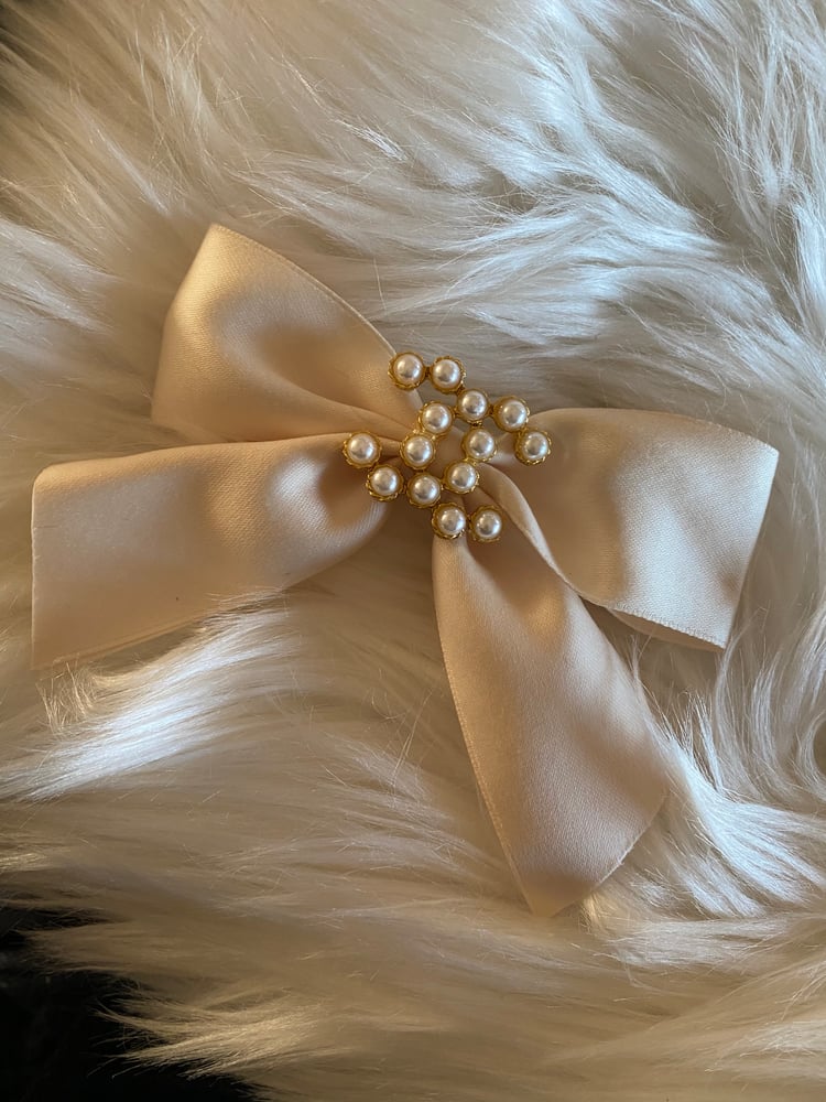 Image of Beige CC pearl bow