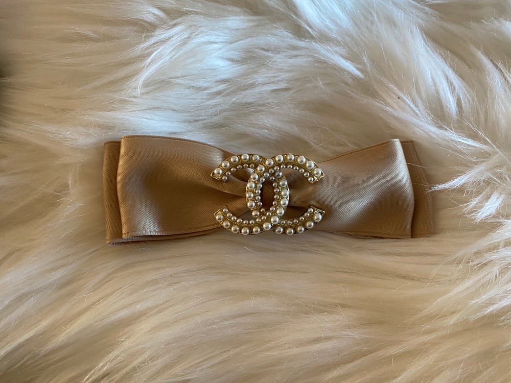 Image of Gold pearl CC bow