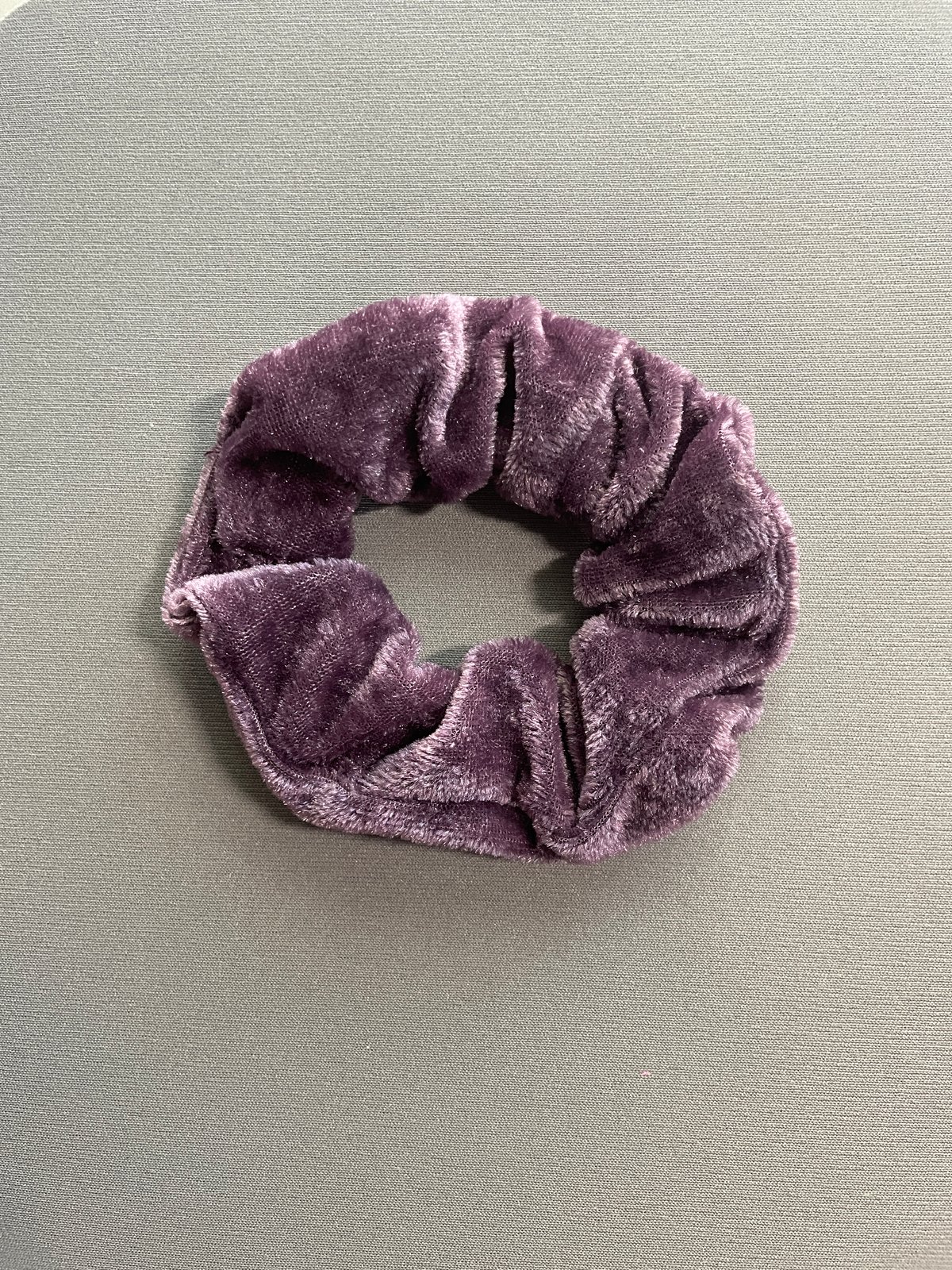 Image of Lavender Petite Velvet Scrunchie
