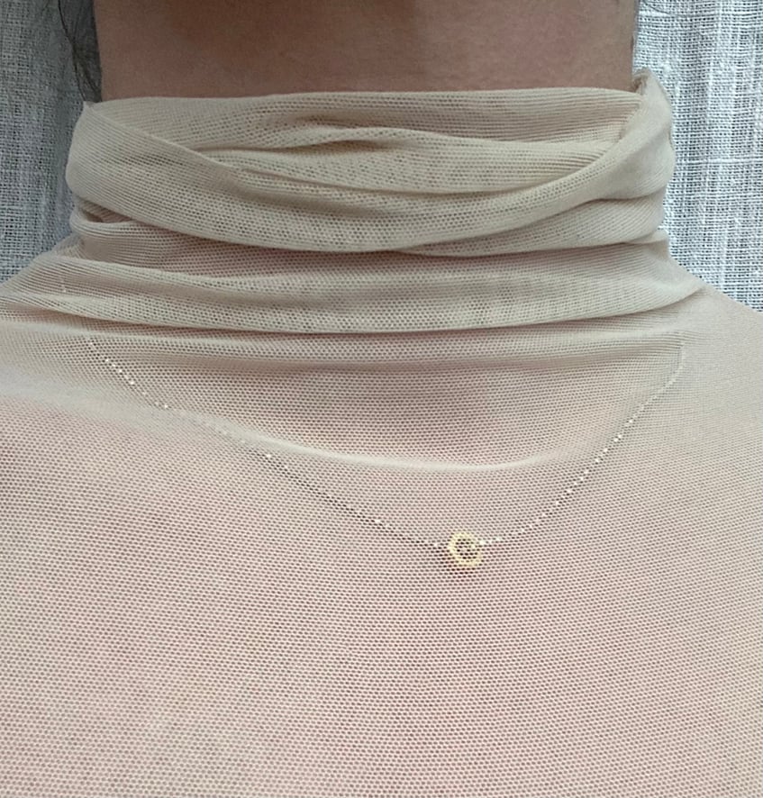 A FRESHNESS DOSE

Fine bead and ball 42cm long sterling silver chain necklace, calm and elegant in proportions with a whip of gold in the shape of a gold nut.

This unexpected and at the same time delicate piece becomes the perfect daily companion.