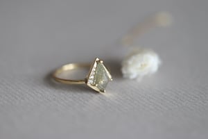 Image of 18ct gold rose-cut kite shape grey diamond ring (IOW174)