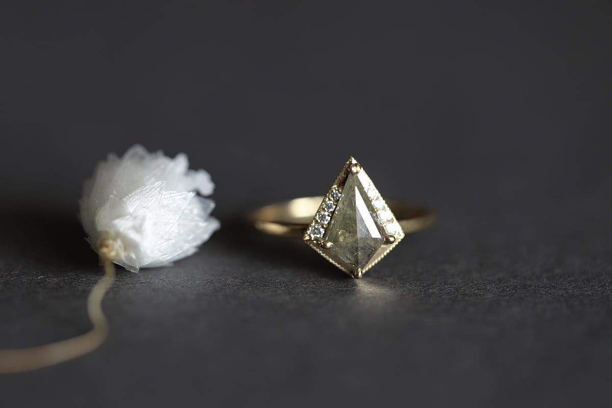 Image of 18ct gold rose-cut kite shape grey diamond ring (IOW174)