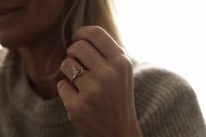 Image of 18ct gold rose-cut kite shape grey diamond ring (IOW174)