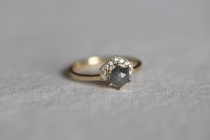 Image of 18ct gold hexagonal rose-cut grey diamond ring (IOW176)