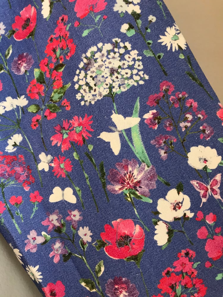 Image of Blå buksedragt med blomsterprint 